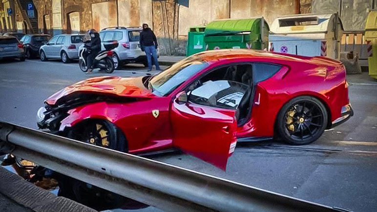 Автомойщик вдребезги разбил Ferrari итальянского футболиста за 300 000 евро