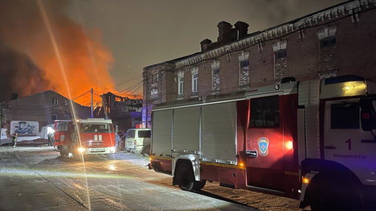 Открытое горение на складе во Владивостоке ликвидировано