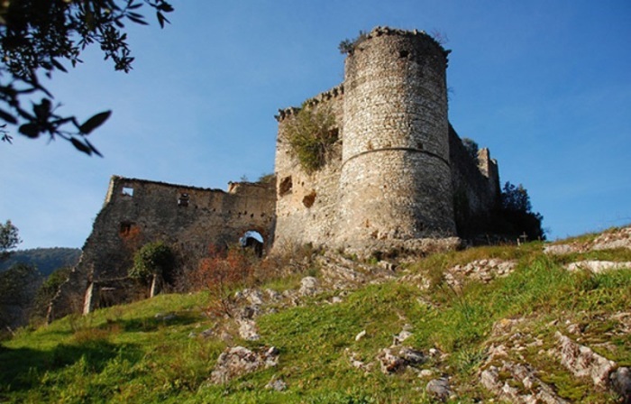 В некоторых коммунах Италии можно даже стать счастливым обладателем старинной крепости или замка. | Фото: italia-ru.com.