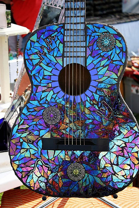 Стильная сверкающая гитара.