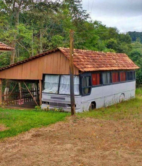 Это как бы гараж для старого автобуса и дом в одном флаконе. | Фото: Daily LOL Pics.