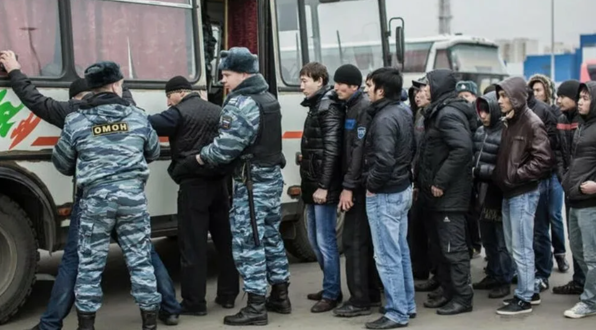 Сотрудники правоохранительных органов в Санкт-Петербурге задержали бывшего начальника регионального управления по вопросам миграции.