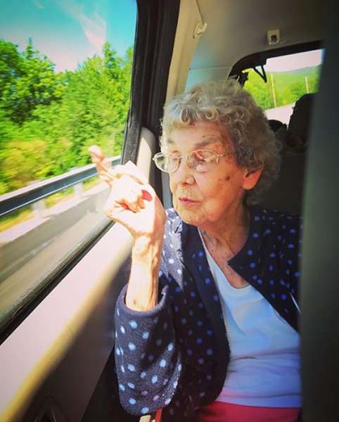 Внук колесит по миру со своей 85-летней бабулей отдых,путешествие,турист