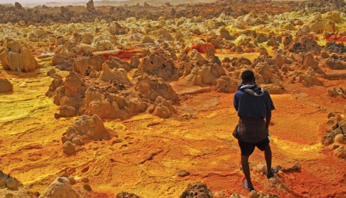 Даллол, Эфиопия Местность считается поселением с наиболее высокой среднегодовой температурой, а также одним из самых отдаленных мест на планете. В регионе отсутствуют дороги, а добраться сюда можно только через караванные пути. Точное количество жителей в этом регионе неизвестно.