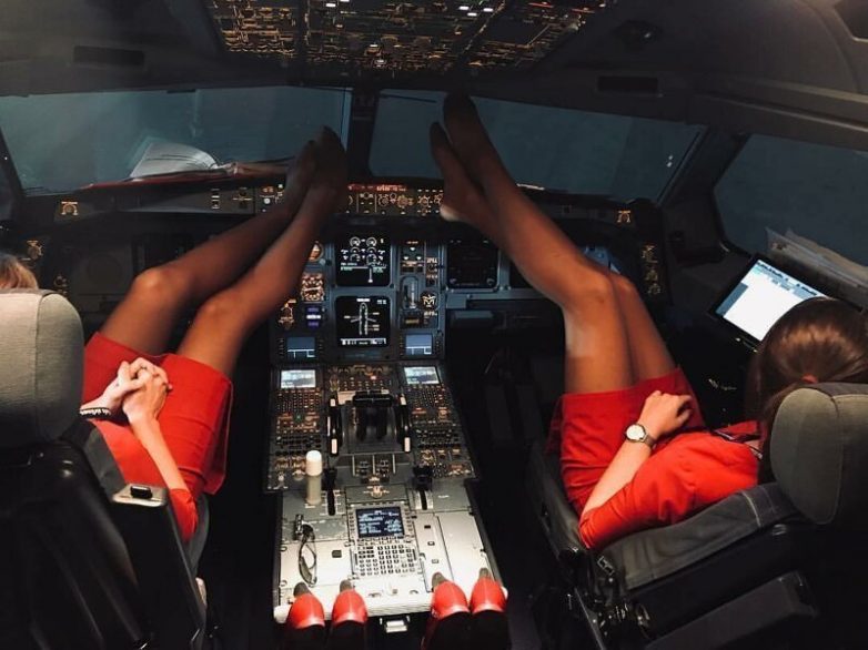 30 забавных моментов, показывающие, что стюардессы делают перед полётом авиатур