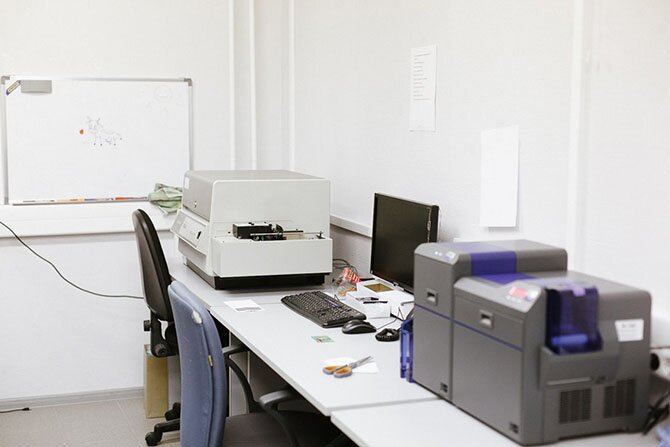 Как делают банковские карты