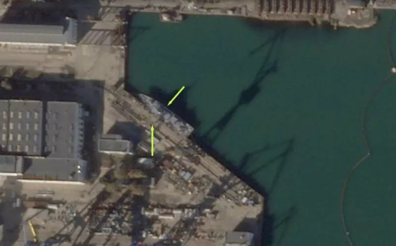 Спутниковые снимки подтверждают повреждение военного корабля в результате ракетного удара ВСУ по Керчи