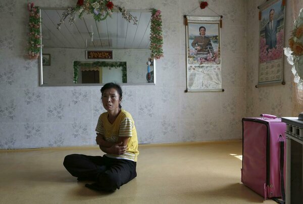 Пустота, простота и нищета: 16 реальных фото квартир жителей Северной Кореи квартирах, выглядит, жителей, далеко, Здесь, Очень, мебели, квартире, побывать, корейцев, всегда, роскоши, предмет, квартир, местного, поэтому, практически, комнатах, лидеров, квартиры