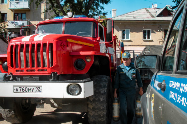 В Севастополе спасли 8 человек и собаку 3