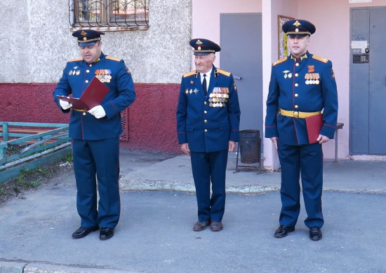Военнослужащие Омского ракетного объединения поздравили ветерана Великой Отечественной войны Григория Чугуя с Днем Победы
