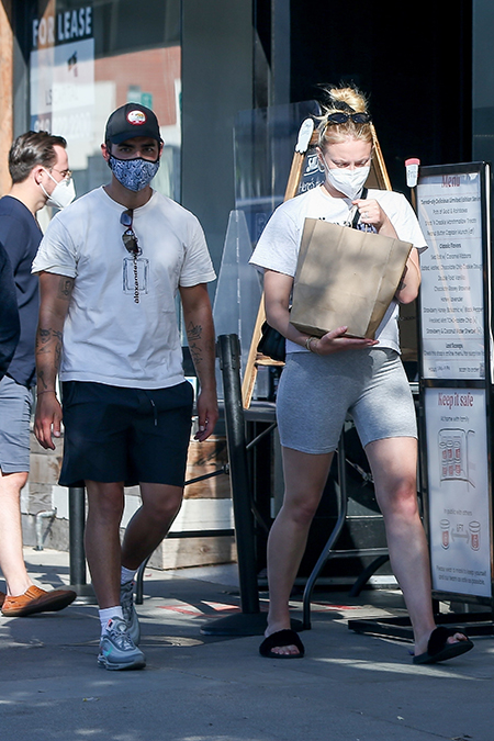 На финишной прямой: беременная Софи Тернер на шопинге с Джо Джонасом Дети,Беременные звезды