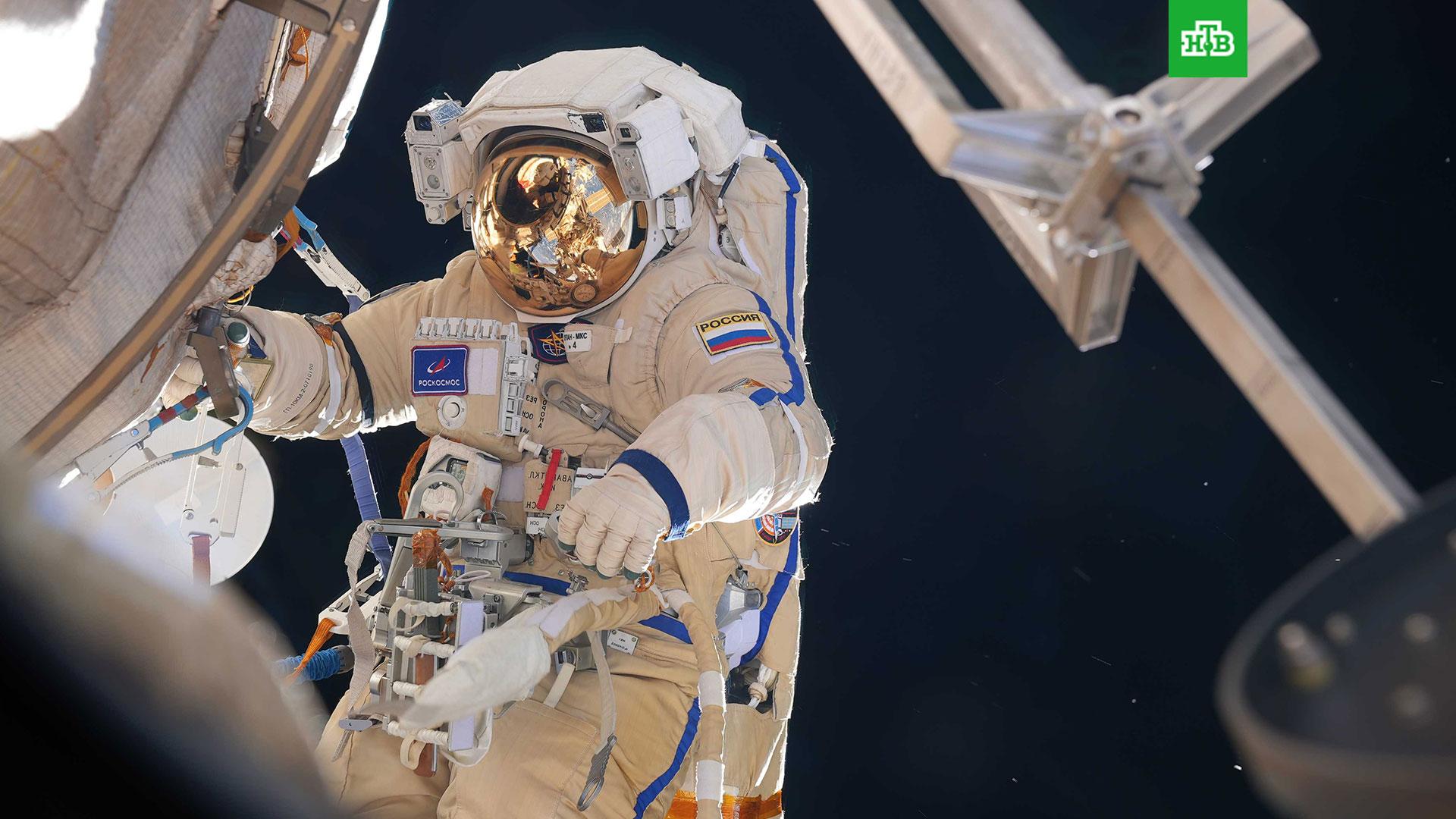 Космонавт в Олег Артемьев в открытом космосе