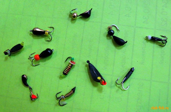 Ловля окуня на безмотылку по первому льду.