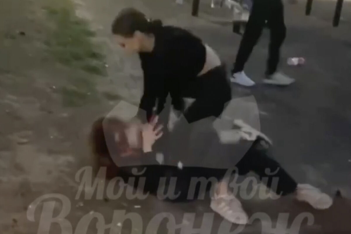 В Воронеже на территории школы жестоко избили девушку-подростка
