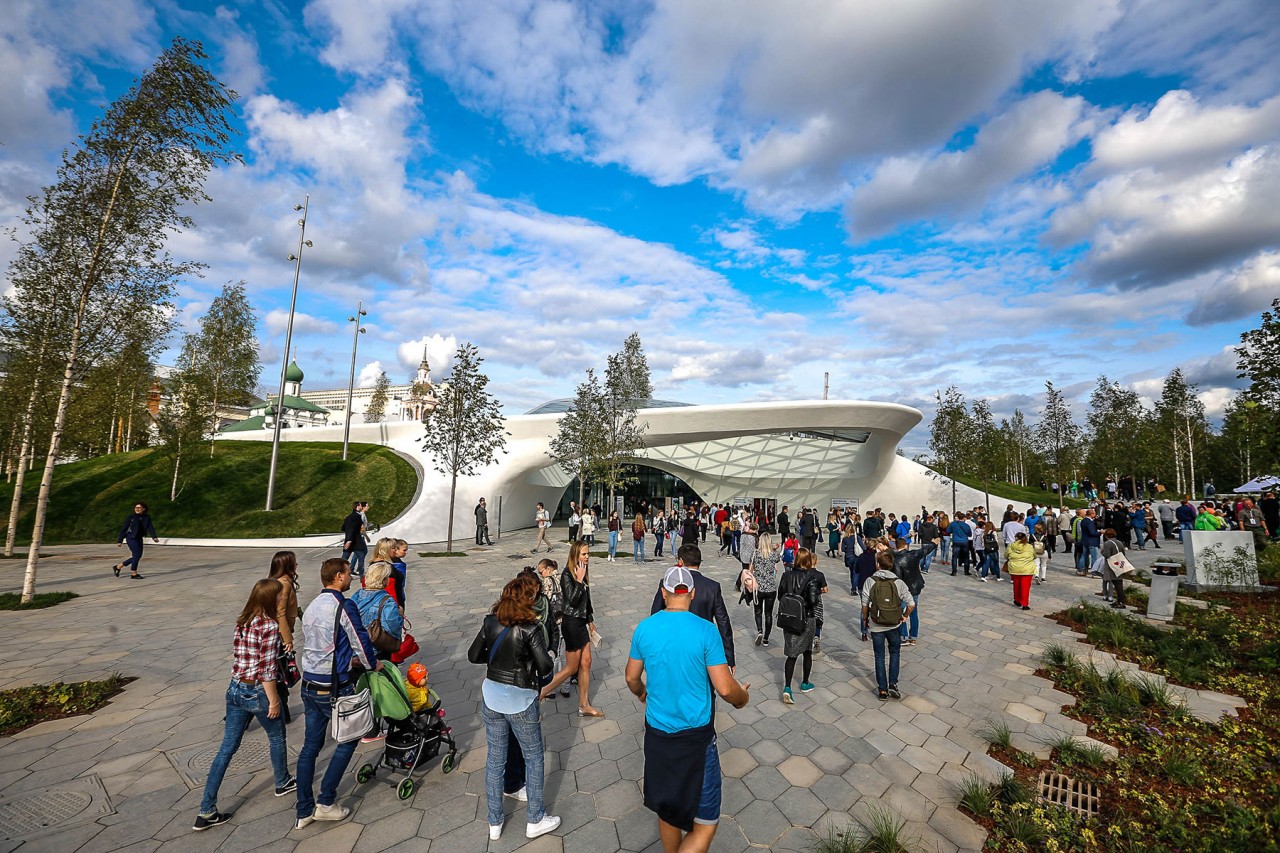 Парк зарядье какое метро. Китай город парк Зарядье. Парк Зарядье метро. Парк Зарядье пикник. Парк Зарядье Китайгородская стена.