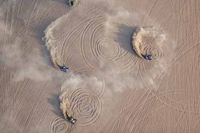 © aaalmatrooshi/dronestagram   Заезд на квадроциклах по пустыне, Дубай, ОАЭ. 