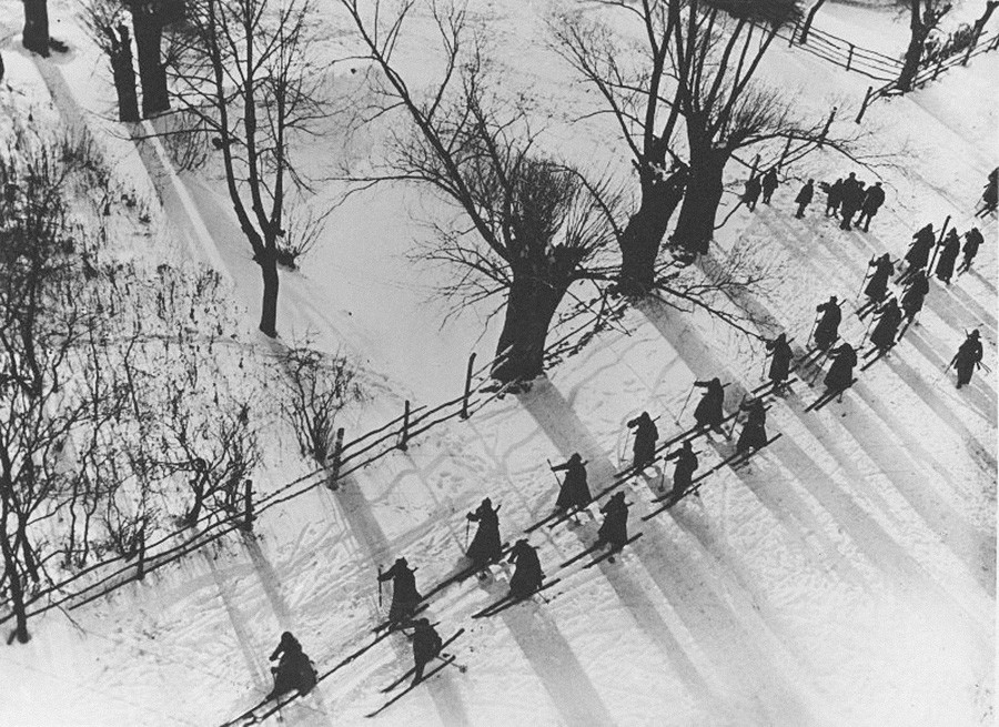 Зима сквозь призму легенд советской фотографии 1950е, Москве, лыжах, Снежные, Ленинских, Воробьевых, горках, Морозное, 1950е6, Каток, Парке, Горького, Тренировка, Воскресенье, Снежный, катание, санях, год10, колхозе, 1960е