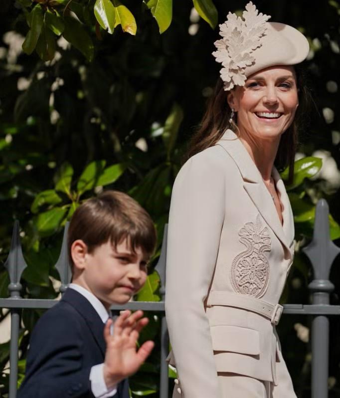 Кейт Миддлтон впервые за три года появилась с детьми не пасхальной службе: Шарлотта стала похожа на Елизавету, а Луи вырос и возмужал Кейт Миддлтон впервые за три года появилась с детьми не пасхальной службе: Шарлотта стала похожа на Елизавету, а Луи вырос и возмужал принцесса, королевской, принц, Кэтрин, радостно, несмотря, Шарлотта, службе, принцессы, королеве, семью, время, также, короля, флаги, Виндзорского, мероприятиях, Пасхи»Когда, Елизаветы, присутствующим