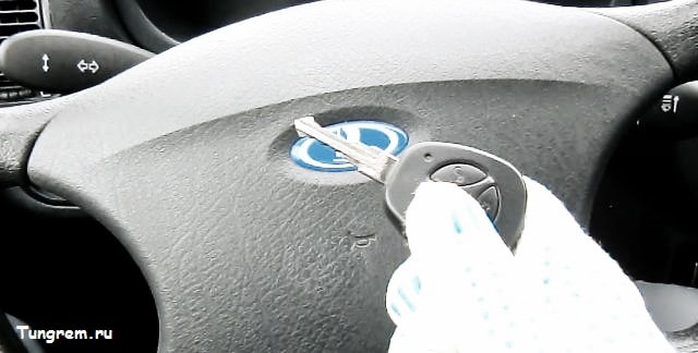 Как вставить ключ в замок зажигания Lada Kalina