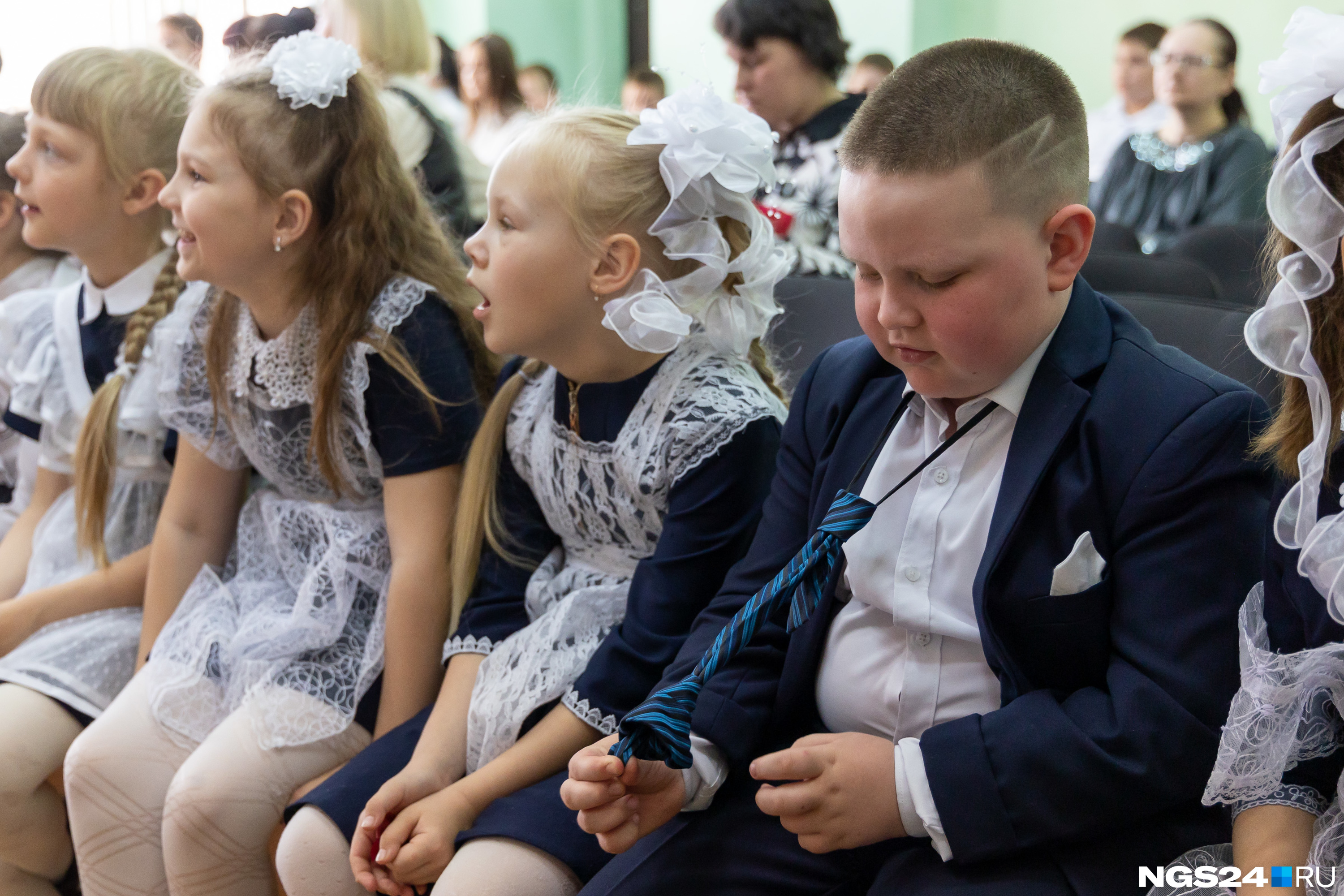 Выпустился. Фотосессия первоклассника. Выпускницы в классе. Фотосессия первоклашек в классе. Первоклашка на руках последний звонок.