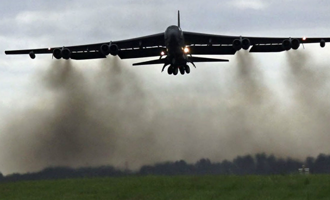 Взлет Б-52 при боковом ветре: видео с военного аэродрома видео, бомбардировщик, сильнее, своей, знание, прекрасное, демонстрирует, пилот, сторону На, самолет, сдвигает, Пилотам, машины, скорость, набирает, напротив, снижает, летчик, полосы, взлетнопосадочной
