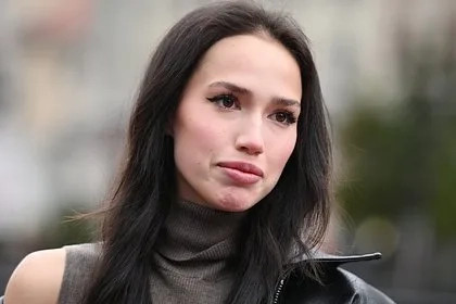 Загитова прошлась по Парижу в черном кожаном плаще