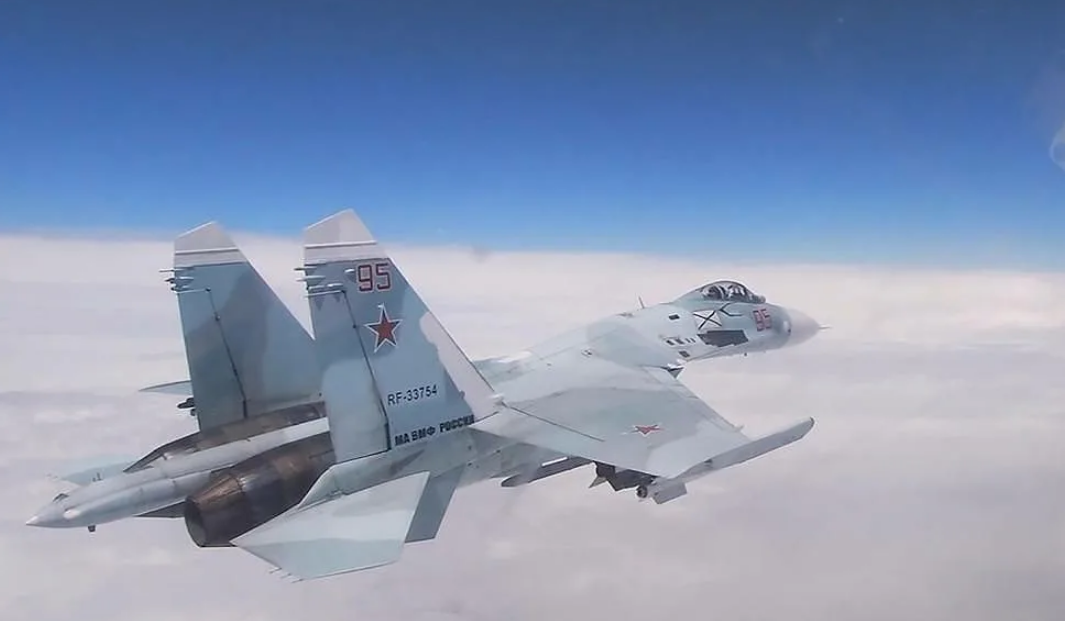 Вот так выглядит рискованный маневр российского истребителя с борта натовского самолёта-разведчика. Фото твиттер  ВВС НАТО.