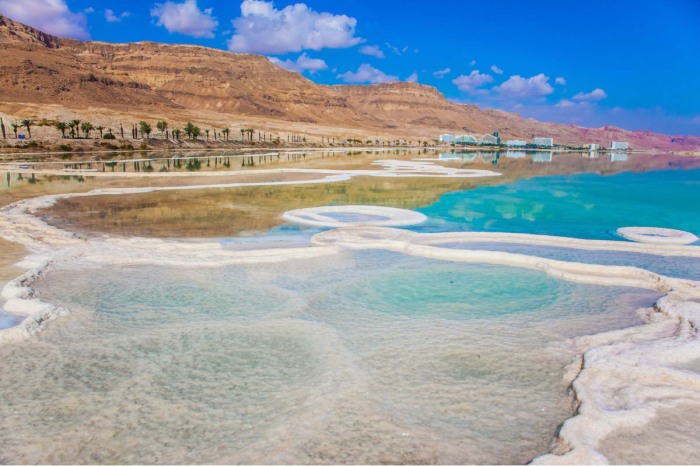 Несмотря на все запреты и ограничения, купание в такой воде очень полезно / Фото: expatexplore.com