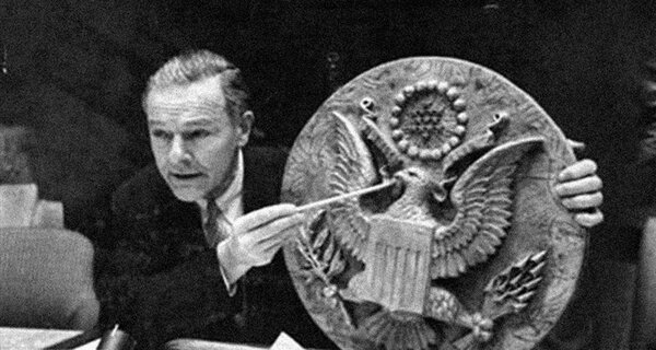 Герб США с «жучком», подаренный американскому послу Гарриману. Источник изображения: historyofspies.com