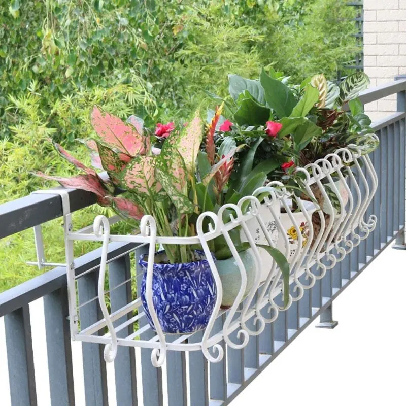 Оптимальный вариант для небольшого балкона: размещение растений на перилах в специальных подвесных горшках Оптимальный вариант для небольшого балкона: размещение растений на перилах в специальных подвесных горшках для дома и дачи,идеи и вдохновение