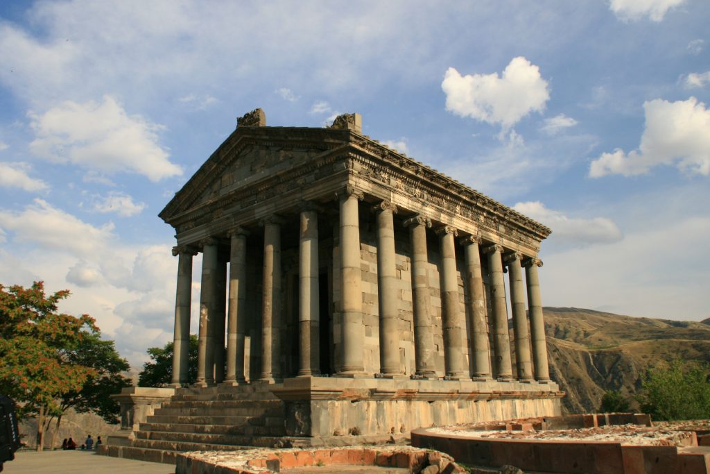 Сохранившийся по сей день памятник эпохи эллинизма – языческий храм Гарни, построенный в I в. н. э. армянским царем Трдатом. Находится в 28 км от Еревана. / Фото: wikipedia.org