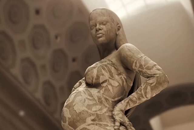 Музей искусств Метрополитен посвятил беременной Рианне мраморную статую