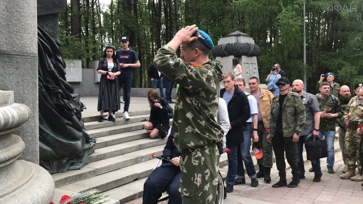 Добровольцы Донбасса «сверили часы» на Поклонной горе в Москве