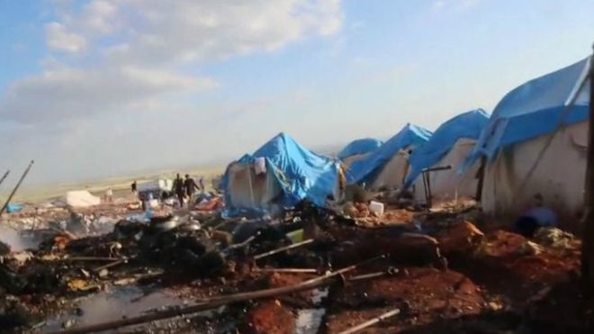 По данным Сирийского центра мониторинга за соблюдением прав человека удар был нанесен в четверг днем по лагерю Камуна, расположенному на подконтрольной повстанцам территории рядом с городом Сармада в провинции Идлиб