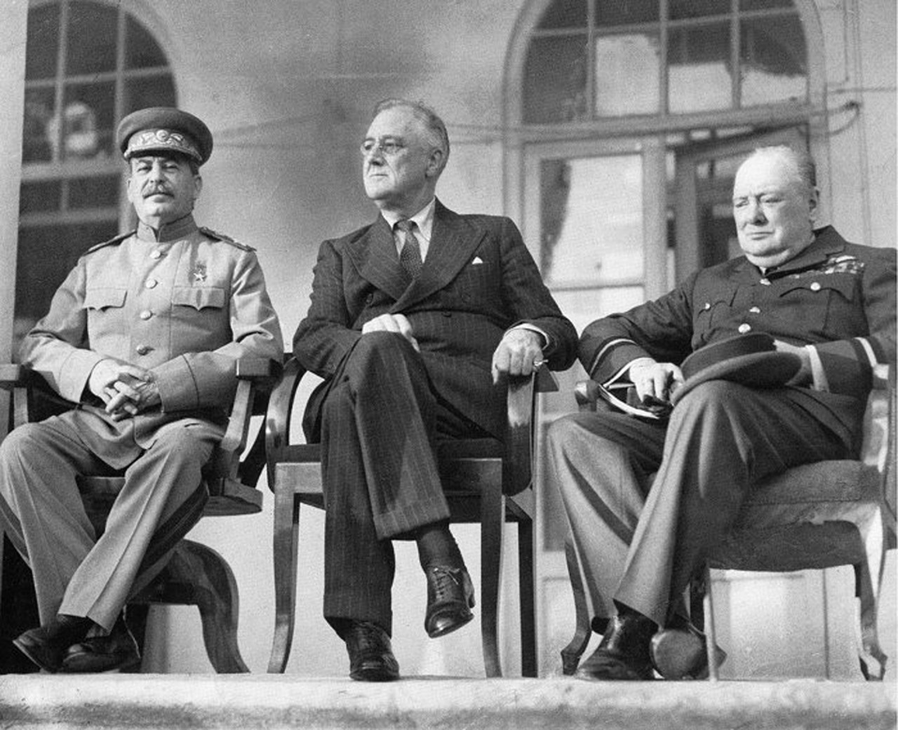 «Большая тройка» — Сталин, Рузвельт и Черчилль — встречаются на Тегеранской конференции в 1943 году. / Фото: www.kapets.net