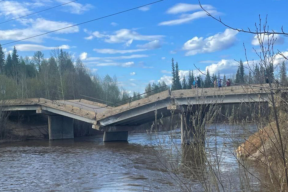 В Алданском районе Якутии обрушился мост