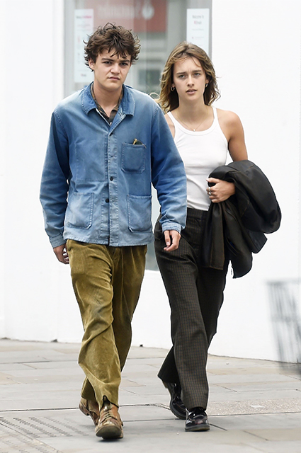 Сын Джонни Деппа и Ванессы Паради на прогулке со своей девушкой в Лондоне: новые фото Звездные пары