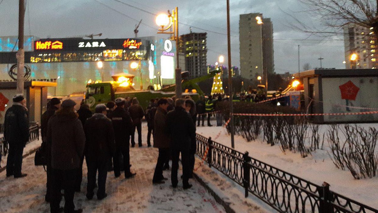 Спасатели извлекли наехавший на пешеходов автобус из подземного перехода в Москве