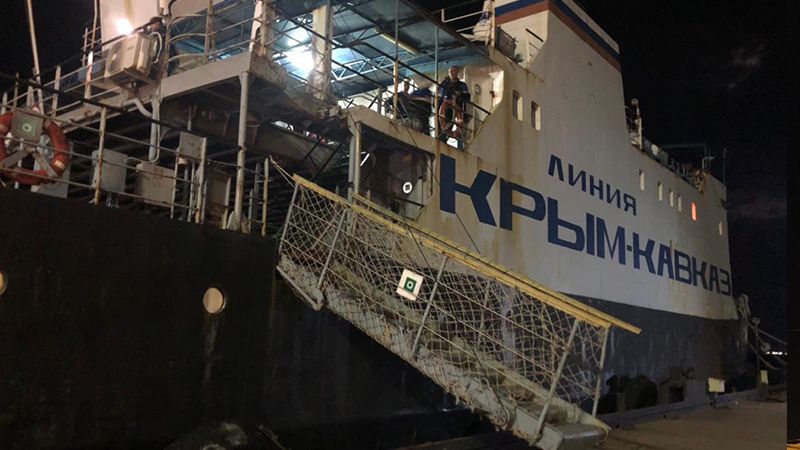 Грузовики на Керченской паромной переправе готовят к отправке Крымский Мост,Общество