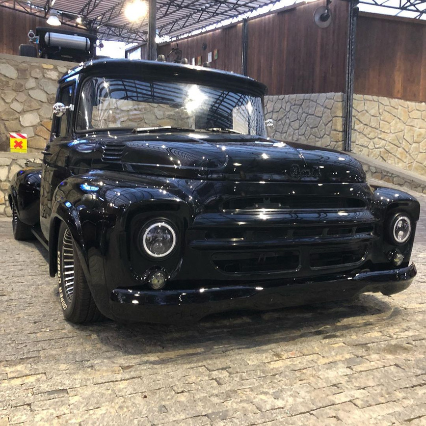 В Ялте появился крутой пикап, сделанный в стилистике грузовика ЗИЛ-130