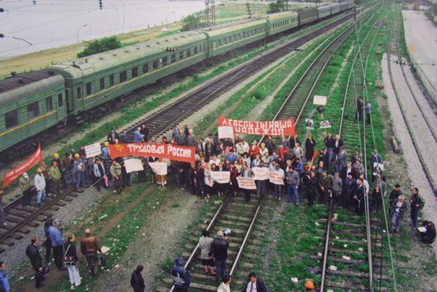 Поезд 90. Ярославский вокзал 1990-е. ЖД вокзал в 1990-е. Вокзал в 90е в России. Железная дорога 90-х.