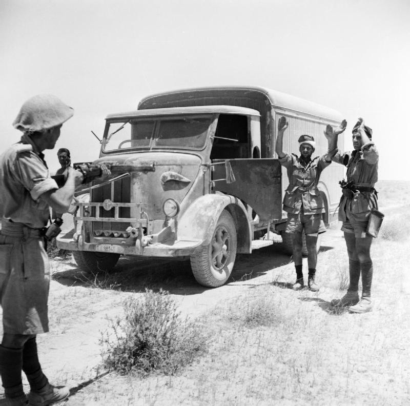 Bianchi Miles, Италия (на фотографии британский солдат берёт в плен экипаж итальянского грузовика в Западной пустыне в июне 1942 года).  авто, вов, военная техника, вторая мирова война