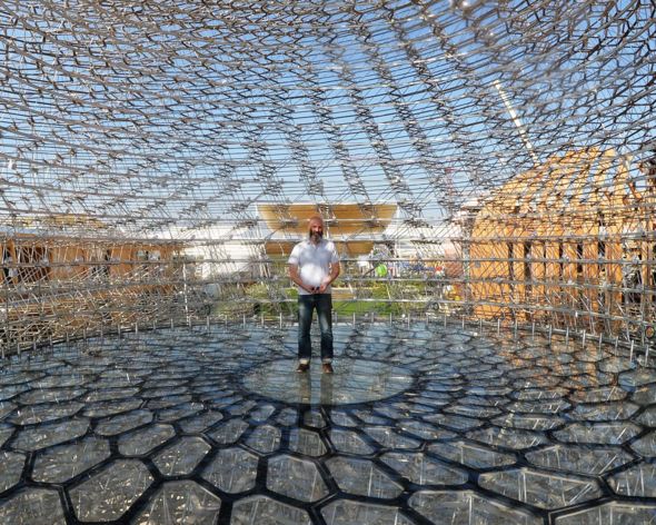 Создатель “Улей” Вольфганг Буттресс, внутри установки, на  Milan Expo 2015