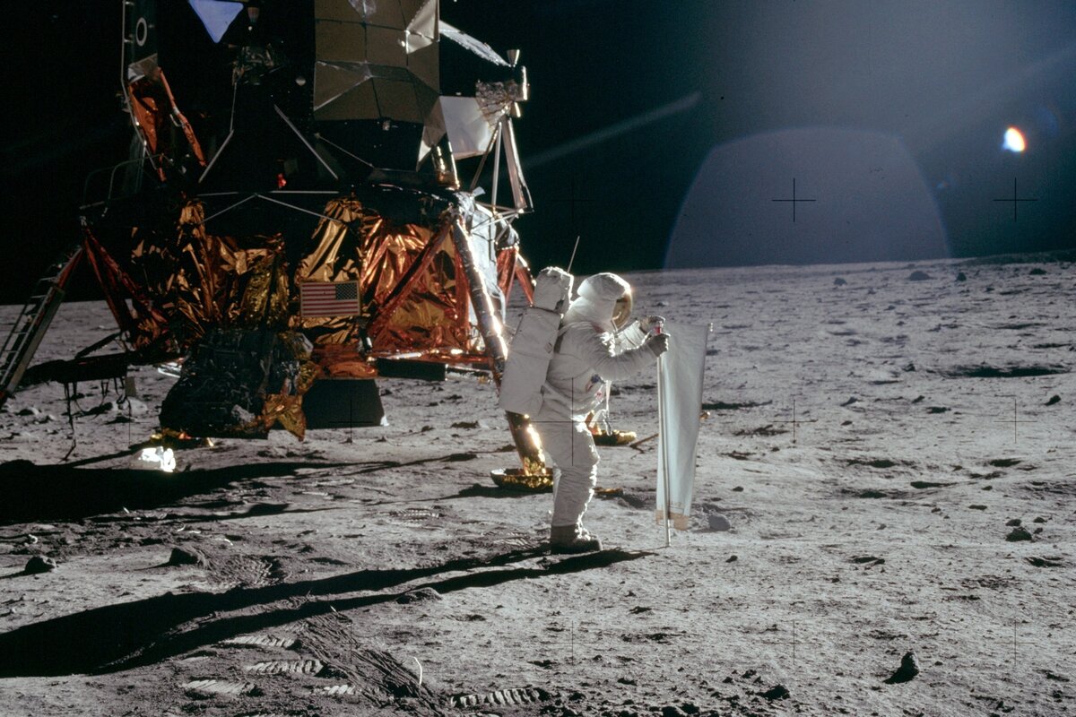 Экипаж "Аполлона-11" проводит свой незамысловатый эксперимент