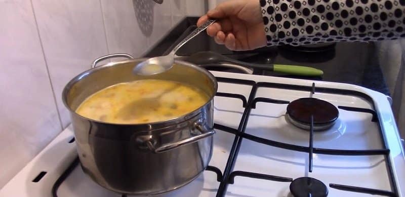 Наваристый сырный суп с грибами