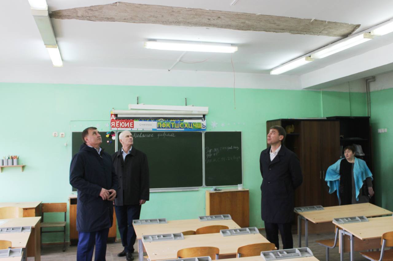 Глава Тахтамукайского района побывал в школе № 25 п. Энем, где с потолка частично упала штукатурка