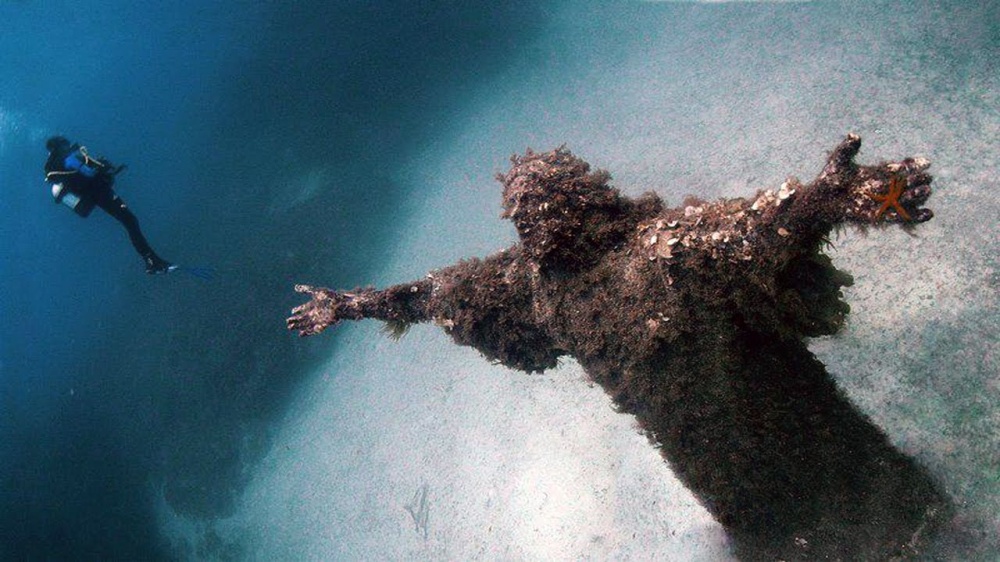 Иисус из Бездны, статуя под водой фото