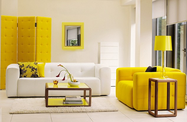 Желтая ширма и кресло в интерьере в стиле фен-шуй