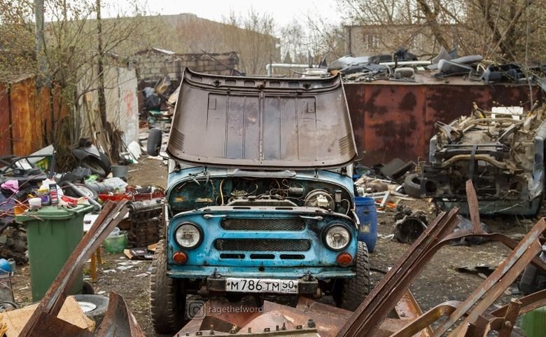 Автомобили, которые нашли во время сноса московских гаражей Автомобили, которые нашли во время сноса московских гаражей
