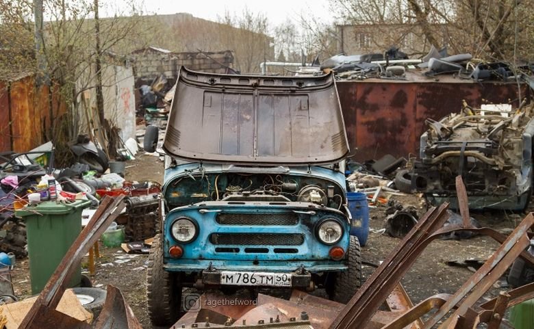 Автомобили, которые нашли во время сноса московских гаражей 